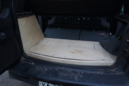Organizator în portbagaj cu mâinile sale (autor semani), un manual privind Chevrolet Niva prima generație (organizator) Organizator în portbagaj cu mâinile sale (autor semani), un manual privind Chevrolet Niva prima generație