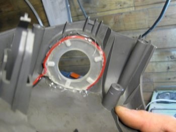 Evidențierea contactul de aprindere, cu propriile mâini, electrician auto (iluminat) Evidențierea contactul de aprindere, cu propriile mâini, electrician auto