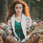 Pose pentru o sedinta foto în pădure, pozează pentru o ședință foto în pădure în toamna (toamna) Pose pentru o sedinta foto în pădure, pozează pentru o ședință foto în pădure, în toamna anului