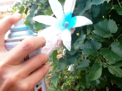 Decorați flori de gradina din sticle de plastic