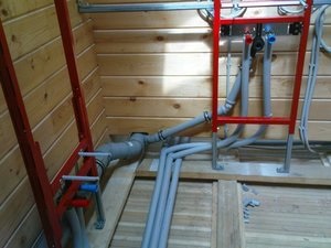 Introducerea sanitare interne de apă și cabluri de circuit într-o casă privată (intrare) Introducerea sanitare interne de apă și cabluri de circuit într-o casă privată