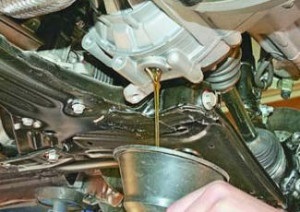 Înlocuirea uleiului într-o mașină CAT (vehicul) Schimbarea uleiului din CAT auto