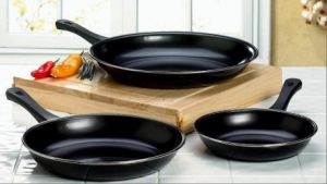 Ceramică sau tigaie non-stick pentru a selecta ce