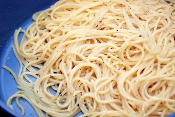 Spaghete cu branza - simplu fel de mâncare paste pentru masa de prânz