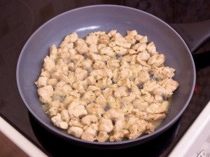 Ananas umplute cu carne de pui, branza la cuptor (brânză) Ananas umplute cu file de pui, la cuptor cu brânză