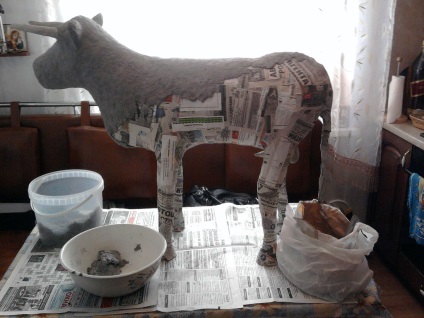 Bull cu utilizarea de sticle de plastic și papier-mache (cerere) Bull cu utilizarea de sticle de plastic și pastă de hârtie maleabilă