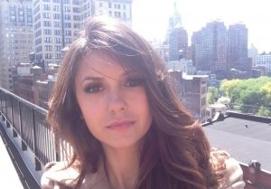 Biografia actriței Nina Dobrev (Dobrev) Biografie de actrita Nina Dobrev
