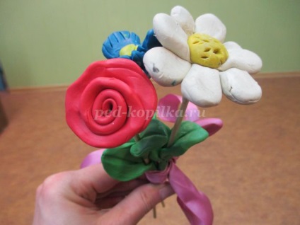 Un buchet de flori din lut cu mâinile lor, pentru copii cu vârsta de 5-6 ani (formă de petală avansat) Un buchet de flori din lut cu mâinile lor pentru copii de 5-6 ani