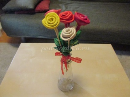 Un buchet de flori din lut cu mâinile lor pentru copii de 5-6 ani (buchet) Un buchet de flori din lut cu mâinile lor pentru copii de 5-6 ani
