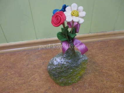 Un buchet de flori din lut cu mâinile lor pentru copii de 5-6 ani (plastilina) Un buchet de flori din lut cu mâinile lor pentru copii de 5-6 ani