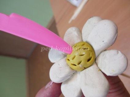 Un buchet de flori din lut cu mâinile lor pentru copii de 5-6 ani (buchet) Un buchet de flori din lut cu mâinile lor pentru copii de 5-6 ani