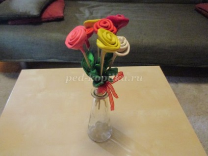 Un buchet de flori din lut cu mâinile lor pentru copii de 5-6 ani (buchet) Un buchet de flori din lut cu mâinile lor pentru copii de 5-6 ani