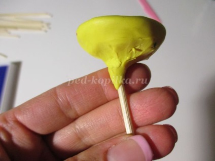 Un buchet de flori din lut cu mâinile lor pentru copii de 5-6 ani (culori) Un buchet de flori din lut cu mâinile lor pentru copii de 5-6 ani