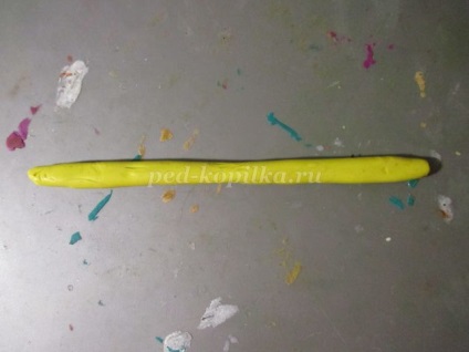 Un buchet de flori din lut cu mâinile lor, pentru copii cu vârsta de 5-6 ani (formă de petală avansat) Un buchet de flori din lut cu mâinile lor pentru copii de 5-6 ani