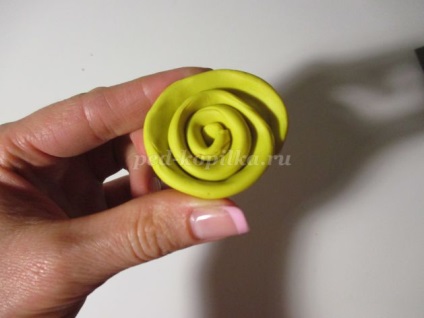 Un buchet de flori din lut cu mâinile lor pentru copii de 5-6 ani (plastilina) Un buchet de flori din lut cu mâinile lor pentru copii de 5-6 ani