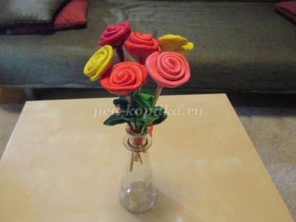 Un buchet de flori din lut cu mâinile lor pentru copii de 5-6 ani (buchet) Un buchet de flori din lut cu mâinile lor pentru copii de 5-6 ani