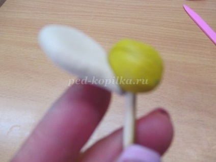 Un buchet de flori din lut cu mâinile lor pentru copii de 5-6 ani (plastilina) Un buchet de flori din lut cu mâinile lor pentru copii de 5-6 ani