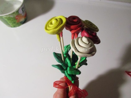 Un buchet de flori din lut cu mâinile lor pentru copii de 5-6 ani (buchet) Un buchet de flori din lut cu mâinile lor pentru copii de 5-6 ani