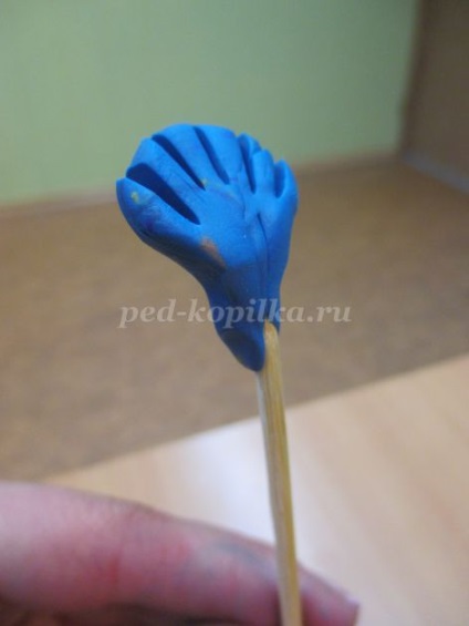 Un buchet de flori din lut cu mâinile lor pentru copii de 5-6 ani (buchet) Un buchet de flori din lut cu mâinile lor pentru copii de 5-6 ani