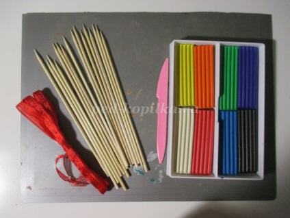 Un buchet de flori din lut cu mâinile lor, pentru copii cu vârsta de 5-6 ani (formă de petală avansat) Un buchet de flori din lut cu mâinile lor pentru copii de 5-6 ani