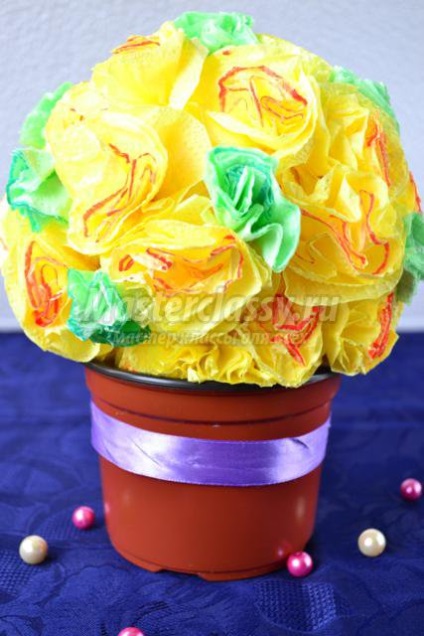 Un buchet de flori de la servetele (flori minge de tampoane) Un buchet de flori din servetele