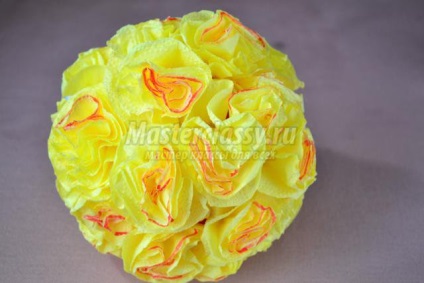 Un buchet de flori de la servetele (culori) Un buchet de flori din servetele