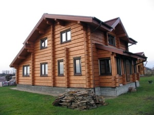 Case din lemn din polubrusa (case mast bai) Case din lemn din polubrusa