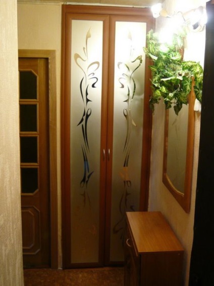 Ușa de la camera de depozitare în apartament cu mâinile alunecare Hrușciov, coupe-uri (mâini) Ușa de la camera de depozitare în apartament cu mâinile alunecare Hrușciov, coupé