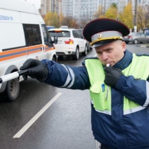 Are dreptul ofițerului de poliție de trafic pentru a lua dreapta (dreapta) dacă angajatul are dreptul de a lua dreptul poliției rutiere