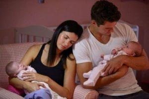 Cum de a pune la culcare metode de gemeni, eroarea de probă (gemene poveste scutecelor somn la culcare) Cum de a pune gemenii la tehnicile de pat, încercare și eroare