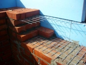 Bricklaying pe o fundație