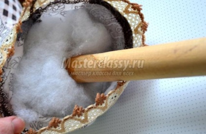 Cal pe un băț cu mâinile (pe un cal bat cu mâinile clasa lui de master) Cal pe un stick cu mâinile