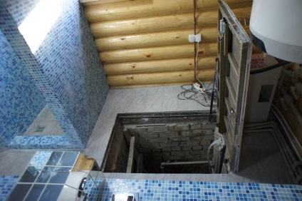 Ușă în subsol sub izolație țiglă și amortizare (subsol) Ușă în subsol sub izolația termică țiglă și amortizare