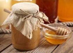 Miere cu lăptișor de matcă (lăptișor de matcă Application) Miere cu lăptișor de matcă