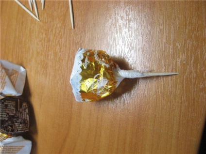 Bila este făcută din dulciurile prezente (Compozitie) Minge de dulciuri ca un cadou