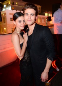 Nina Dobrev și Pol Uesli găsit (Dobrev) Nina Dobrev și Pol Uesli găsite