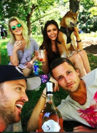 Nina Dobrev și Pol Uesli găsit (Dobrev) Nina Dobrev și Pol Uesli găsite