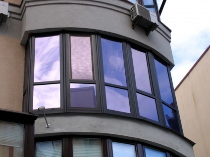 Ferestrele din podea pe balcon de fotografii (mai mult lumina soarelui) Ferestrele din podea pe balcon Photo