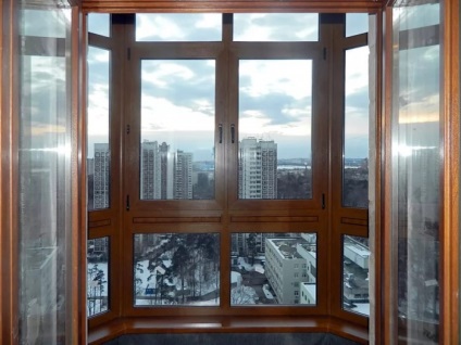 Ferestrele din podea pe fotografie balcon (ferestre) Ferestrele din podea pe balcon Photo