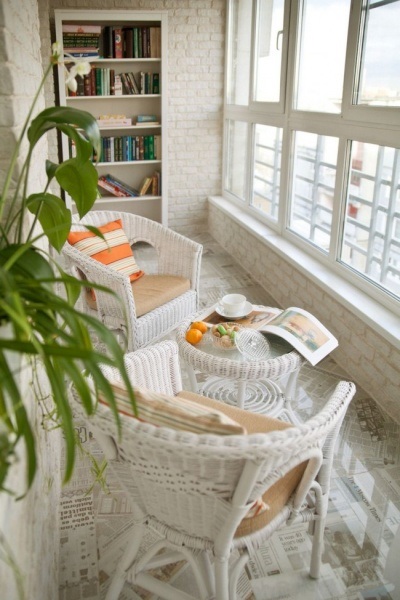 Ferestrele din podea pe fotografie balcon (ferestre) Ferestrele din podea pe balcon Photo