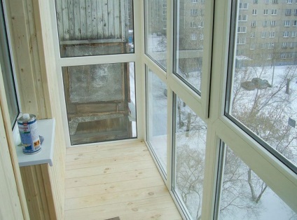 Ferestrele din podea pe fotografie balcon (ferestre) Ferestrele din podea pe balcon Photo