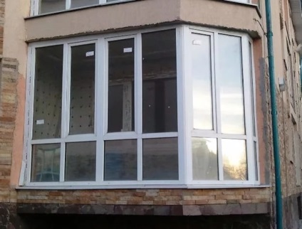 Ferestrele din podea pe fotografie balcon (ferestre) Ferestrele din podea pe balcon Photo