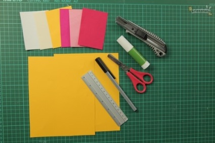 Un bile 3d cu mâinile lor (carte cu bile mâinile 3D. Concept pentru creativitate.) Un bile 3d cu mâinile
