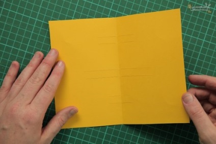 Un bile 3d cu mâinile lor (carte cu bile mâinile 3D. Concept pentru creativitate.) Un bile 3d cu mâinile