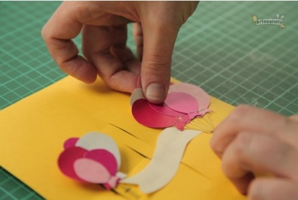 Un bile 3d cu mâinile lor (carte cu bile mâinile 3D. Concept pentru creativitate.) Un bile 3d cu mâinile