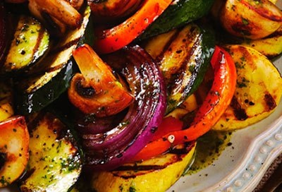 legume la gratar cu ierburi și sos de usturoi, retete vegetariene rece (marinată) legume la gratar cu ierburi și sos de usturoi, retete vegetariene rece