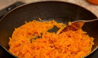 Plăcinte cu morcovi în cuptor și se coace într-o rețetă dulce tigaie cu ou si alte variante (chiftelele) Chiftelele cu morcovi în cuptor și în produse de patiserie dulci pan, o reteta cu ou și alte opțiuni