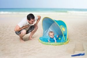 Plaja vrea să-i învețe pe fiul său la apa de mare - noul erou (fiul) Plaja vrea să-i învețe pe fiul său la apa de mare - noul erou