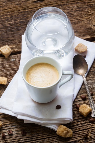 De ce, după ce cafeaua trebuie sa bei apa si ceea ce este mai bine (apa) De ce, după ce cafeaua trebuie sa bei apa si ce mai bine