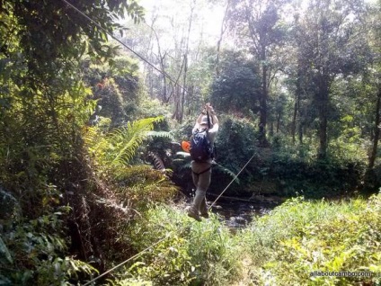 Zboruri de pe ziplayne deasupra junglei pe platoul Bolaven (Bolaven) Zboruri de pe ziplayne deasupra junglei de pe platoul Bolaven